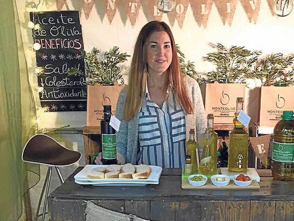 Estefanía Clemente, en un expositor donde muestra las bondades de su aceite de oliva.