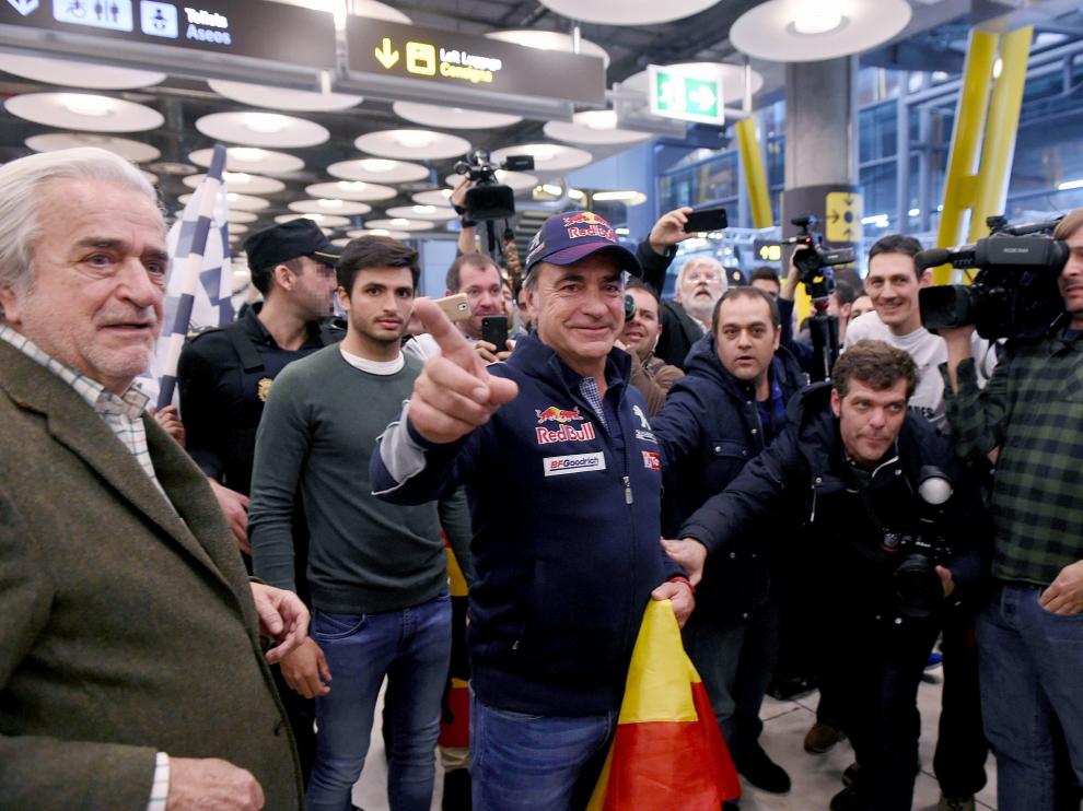 Un centenar de aficionados recibe a Carlos Sainz, doble campeón del Dakar