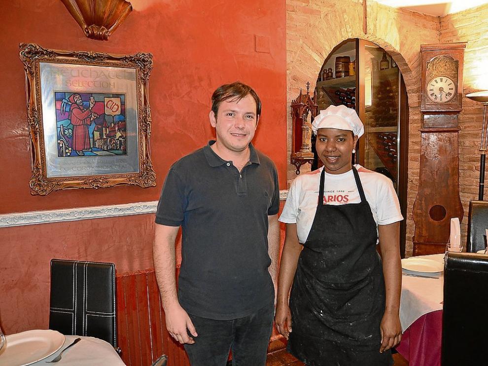 Juan Martínez y Djamimatou Sow, en uno de los comedores del restaurante Los Cartujos.