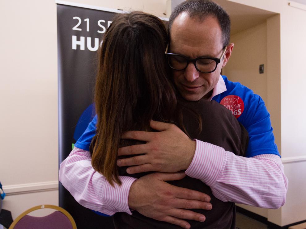Un voluntario de la organización Hug Alliance durante la celebración del Día Nacional del Abrazo