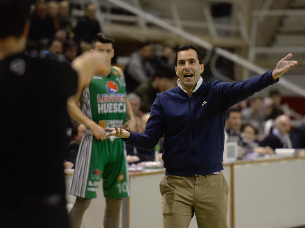 Guillermo Arenas protesta una decisión arbitral en el último partido en el Palacio, contra el CB Prat.