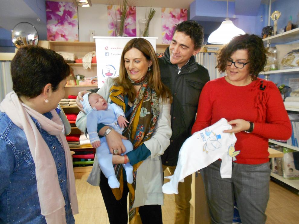 Los padres posan con su bebé junto a la gerente y la presidenta de ACT.