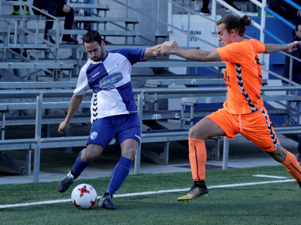 Un momento del partido Ebro-Llagostera disputado este domingo en La Almozara. rubén