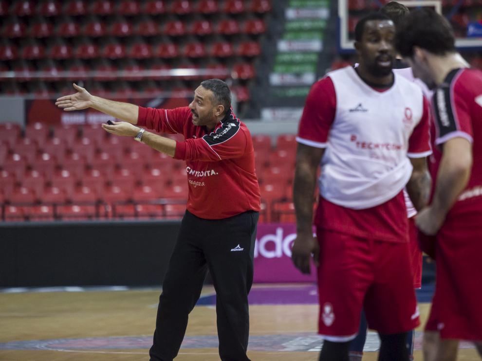 El entrenador del Tecnyconta Zaragoza, Jota Cuspinera, da instrucciones durante un entrenamiento.