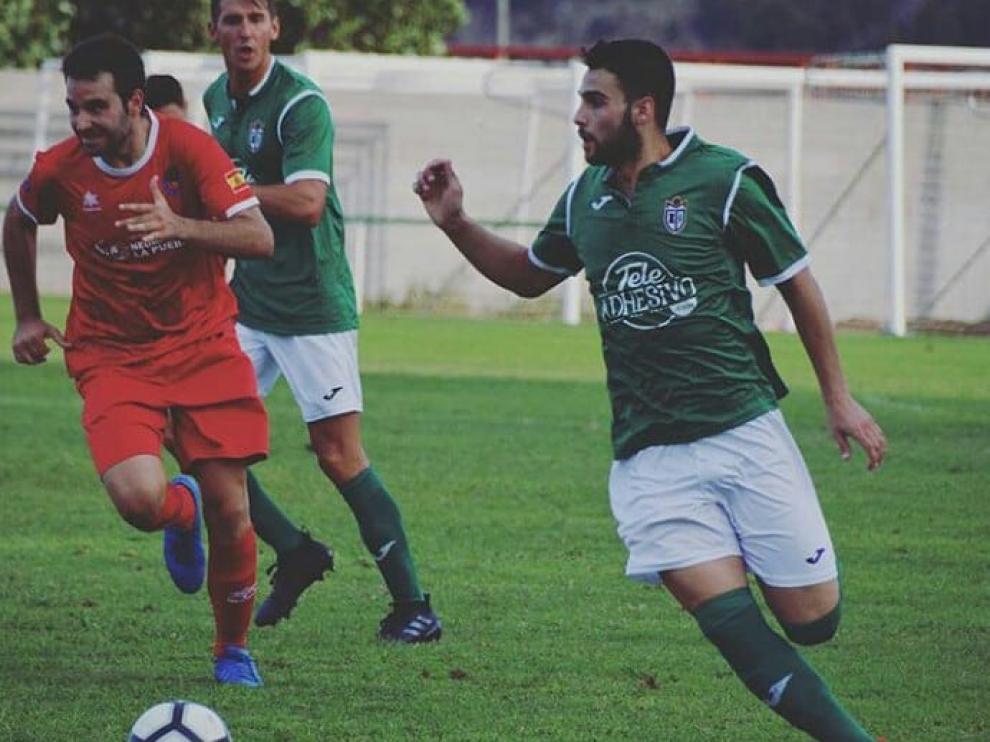 Francesc Peralta (derecha), en un partido de esta temporada con el Mequinenza.