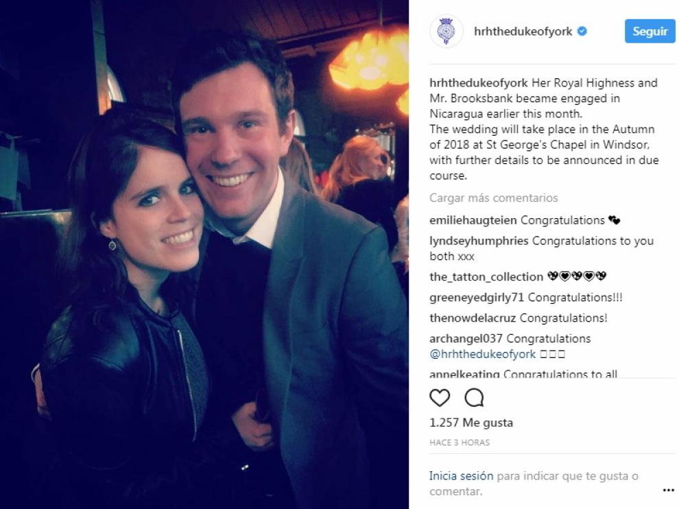 Imagen de la sonriente pareja que contraerá matrimonio en otoño de este año.