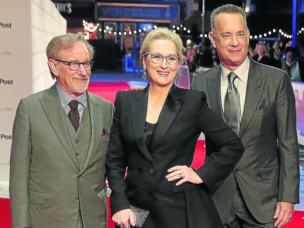 La actriz Meryl Streep, con Spielberg y Hanks.