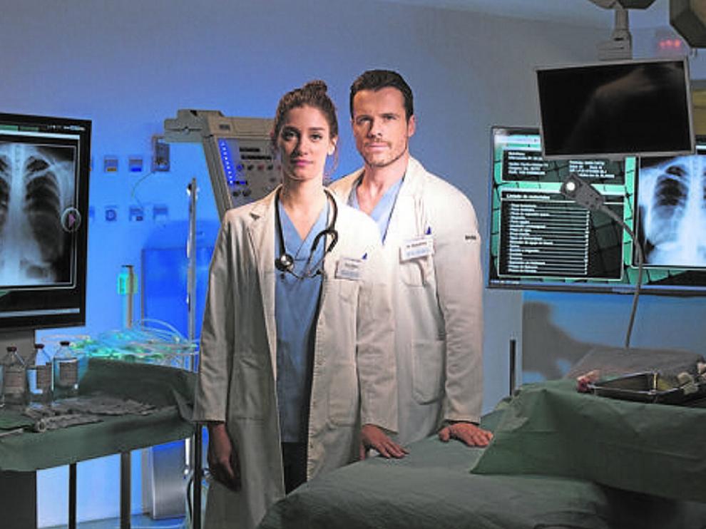 Ana Cela y Antoni Pujades, los doctores Silvia Marco y Álvaro Mendieta en 'Centro médico'.