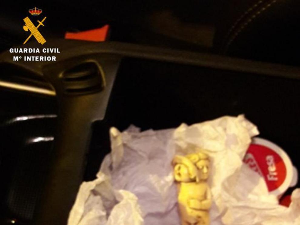 La talla del niño Jesús intervenida por la Guardia Civil en un coche cerca de Zaragoza.