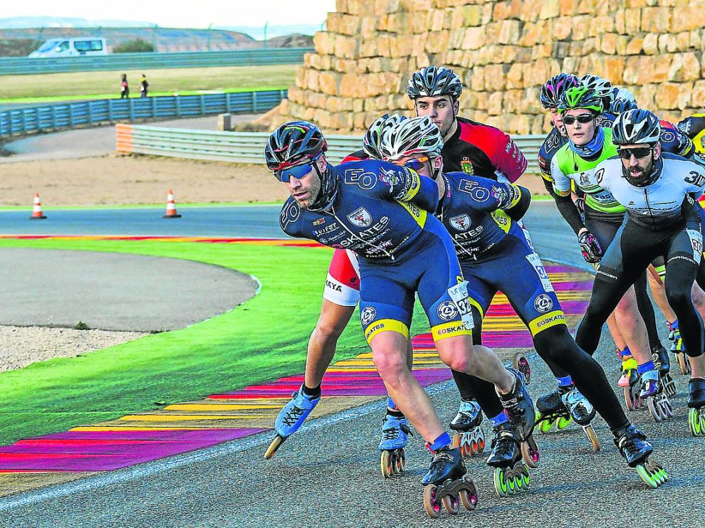 Un grupo de patinadores recorre el trazado de Motorland, cerca de los pianos.
