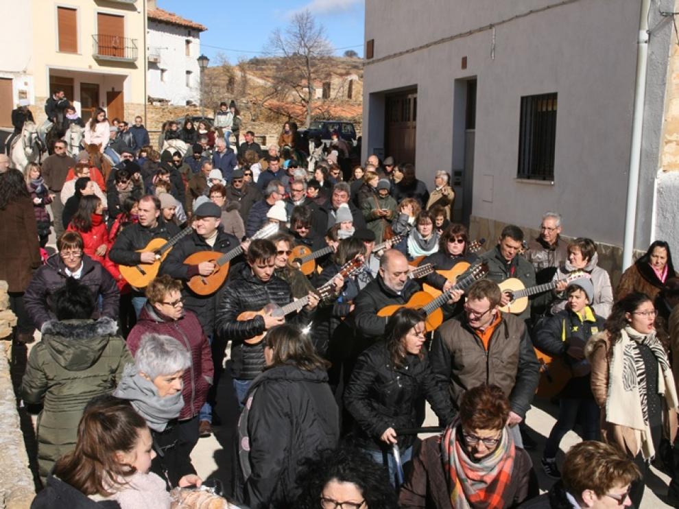 La rondalla y los cantadores recorrieron las calles de la localidad