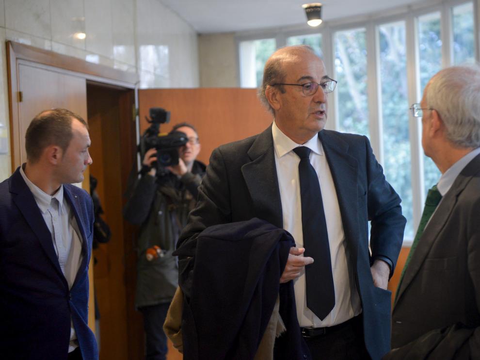Francis Franco conversa con abogados poco antes de entrar al juicio