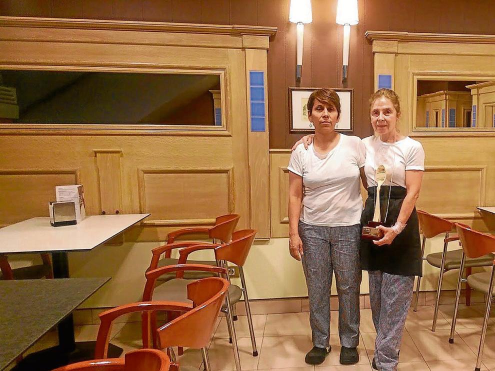 Trabajadoras de Cafetería Lago, con el trofeo del Concurso de Caldos.