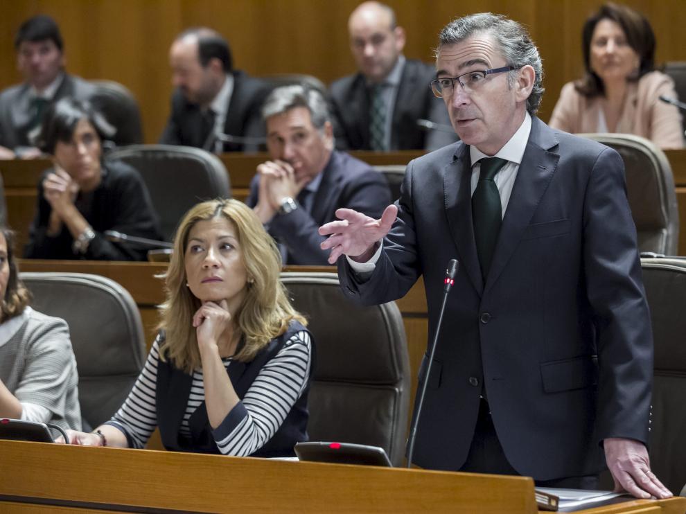 Luis María Beamonte, líder del PP en Aragón, en las Cortes