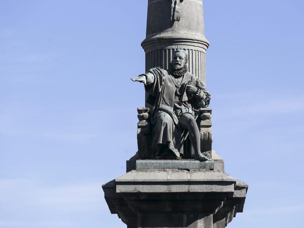 Monumento al Justiciazgo en la plaza Aragón de Zaragoza.