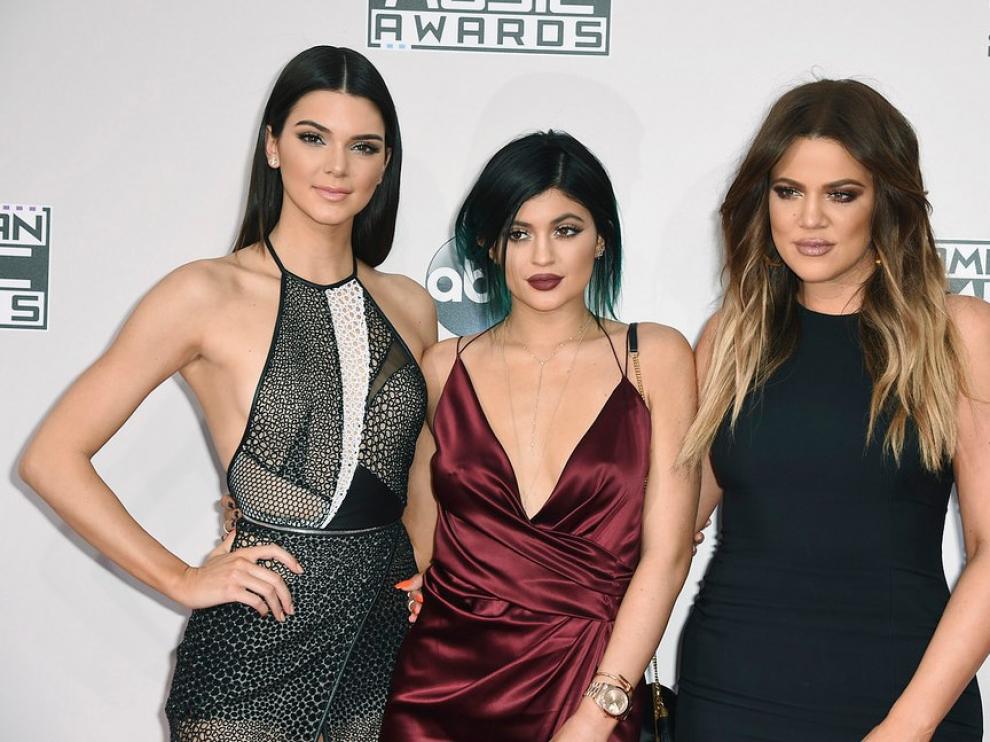 Kylie Jenner, en el centro, junto a sus hermanas Kendall y Khloé.