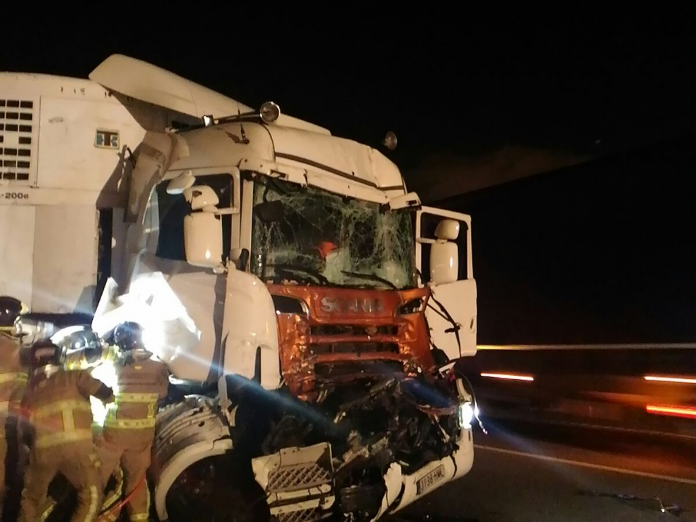 Los bomberos han rescatado al ocupante de la cabina, que ha sido trasladado al Hospital Miguel Servet.