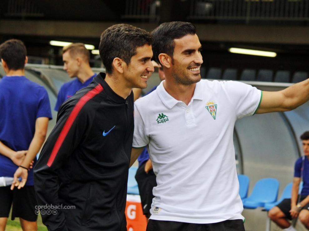 Jesús y Alejandro Alfaro se fotografían juntos en el Miniestadi en el partido de la primera vuelta entre el Barcelona B y el Córdoba.