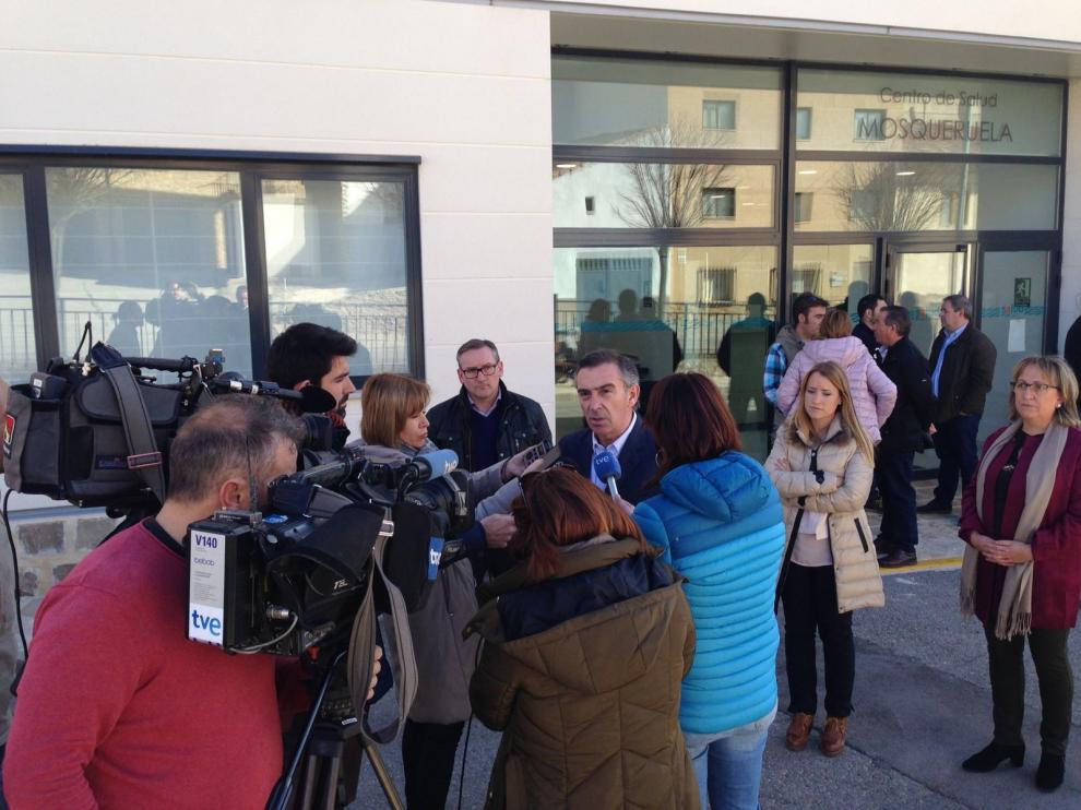 Luis María Beamonte atiende a los medios de comunicación a las puertas del centro de salud de Mosqueruela.