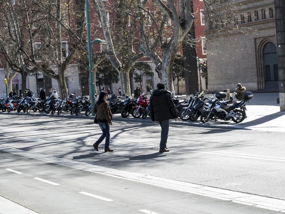 Cruzar un semáforo en rojo en Zaragoza se sanciona con multas de 18 euros.