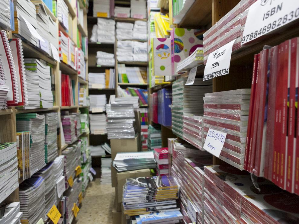Libros de texto almacenados en una librería de Zaragoza al comienzo de este curso
