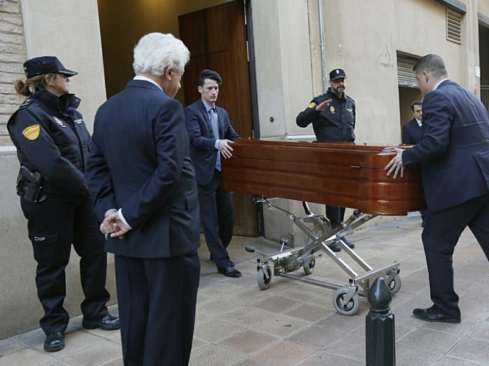 El féretro de Emilio Gastón llega a la sede del Justicia donde se ha instalado la capilla ardiente