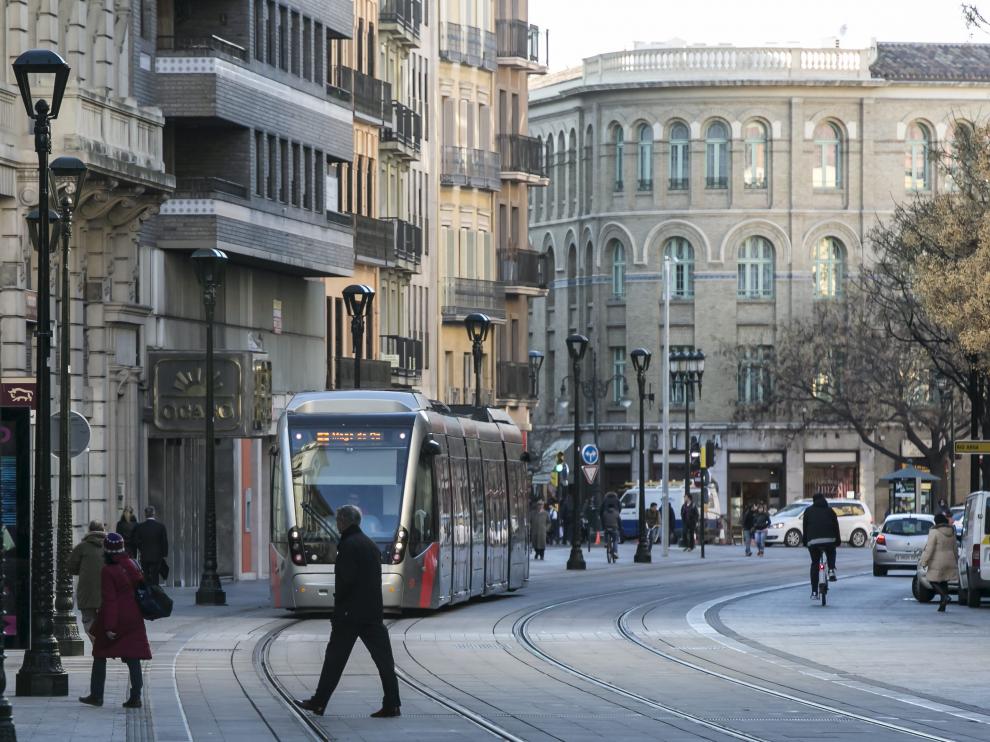 Peatones, coches y tranvía comparten la plataforma del Coso bajo.