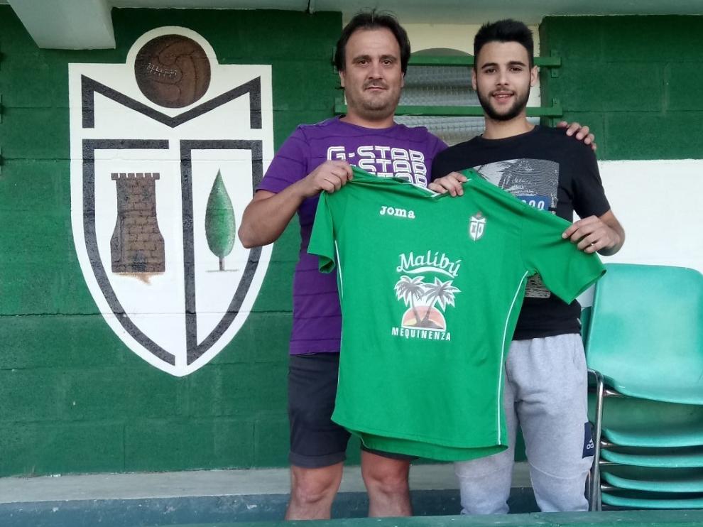 Francesc Peralta (derecha), durante su presentación el pasado julio como jugador del CD Mequinenza.