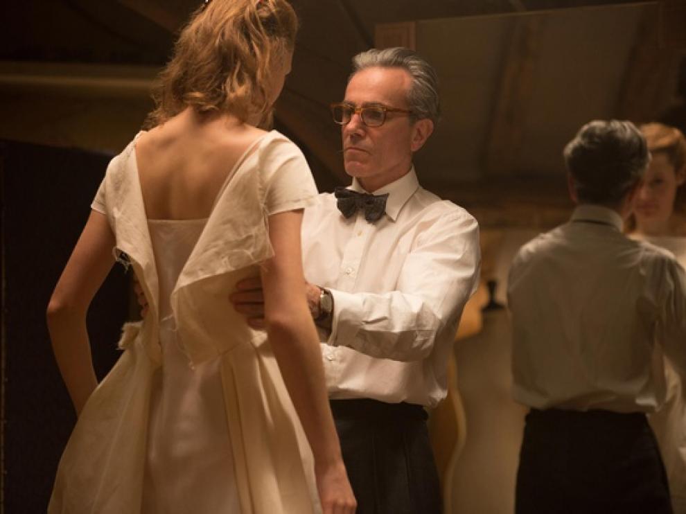 Daniel Day Lewis, caracterizado como Reynolds Woodstock, en un fotograma de 'El hilo invisible'.
