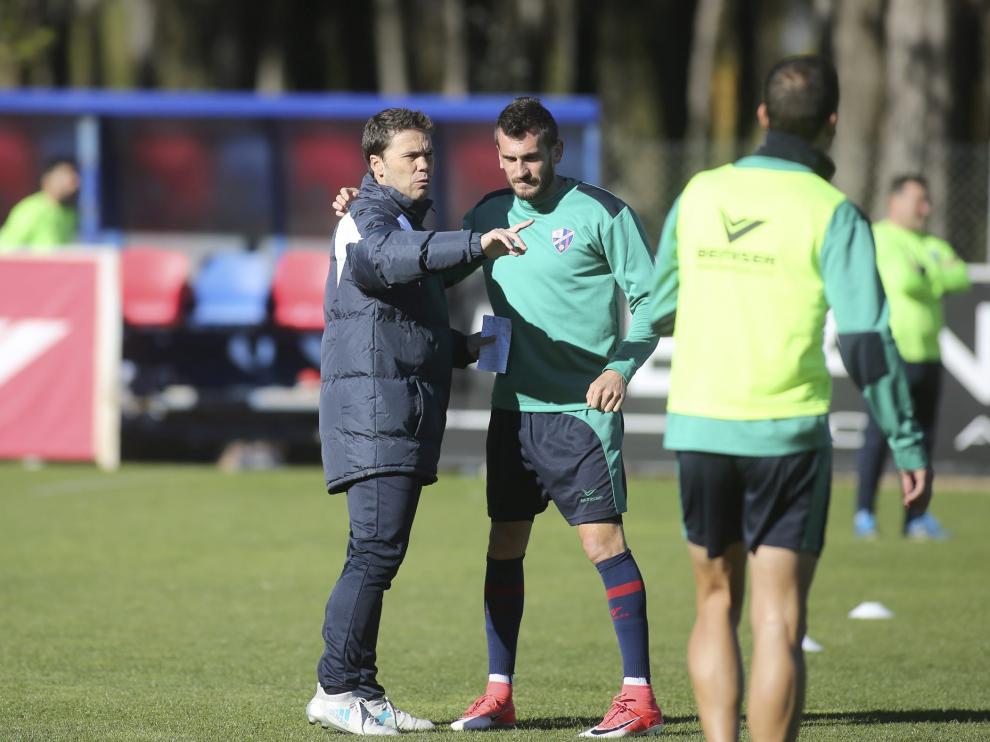 Brezancic conversa con su entrenador, Rubi, en un entrenamiento de semanas anteriores.