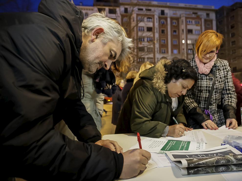 Recogida de firmas contra el ICA en el paseo de la Independencia