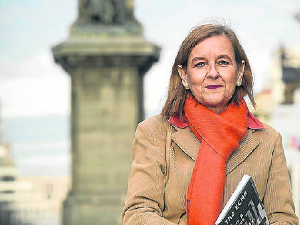 María Elósegui, ante el Monumento al Justicia en una imagen del pasado diciembre