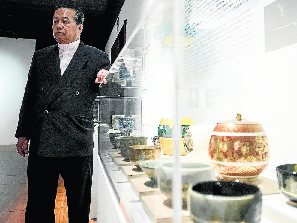 Entre la tradición y la vanguardia. Tanzan Kotoge es uno de los ceramistas más reputados del mundo. Heredero de una de las líneas tradicionales de creación (fue discípulo de Shimaoka Tatsuzo), también ha apostado por la innovación. En la imagen, el ceramista en septiembre de 2013, comentando las características de algunas de las piezas que aportó a la exposición 'Siempre Japón', celebrada en el Centro de Historias de Zaragoza.
