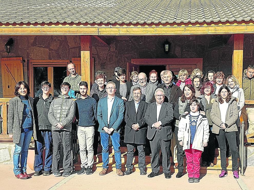 Los alumnos de la nueva escuela taller junto a las autoridades, en su visita ayer al centro.