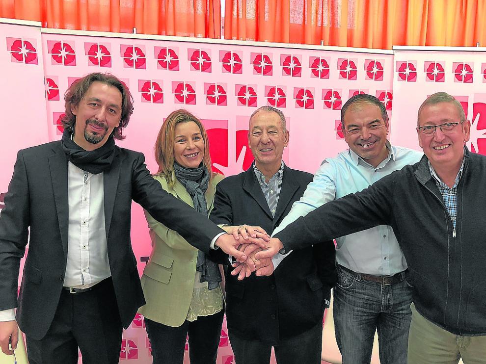 La familia Correas Lorenzo y Sonia Correas hijos y Lorenzo Correas padre, José Antonio Armengol y Esteban Andrés, de la asociación de hortelanos.