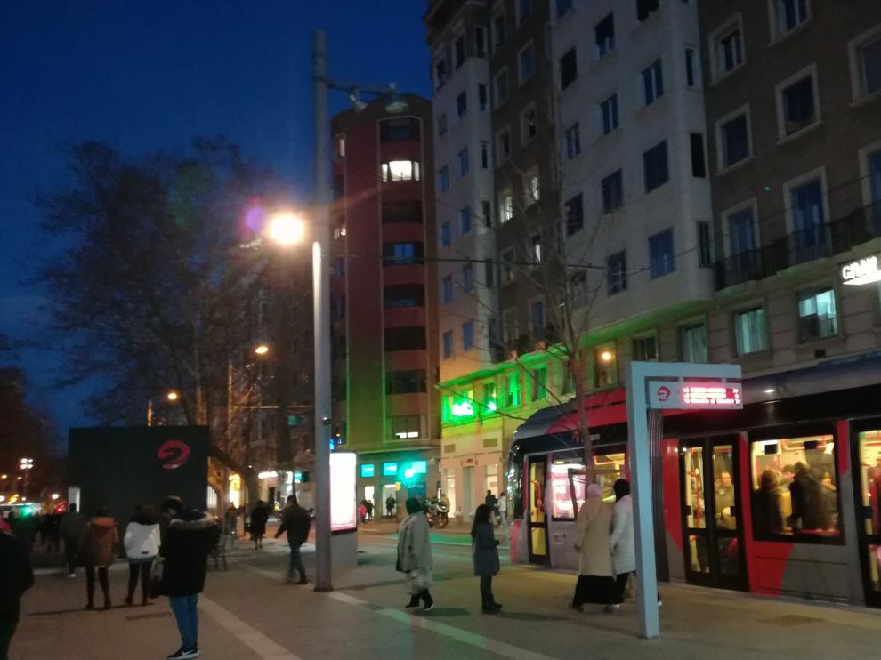 Solo en el entorno de la parada del tranvía en Gran Vía hay casi media docena de luminarias fundidas.