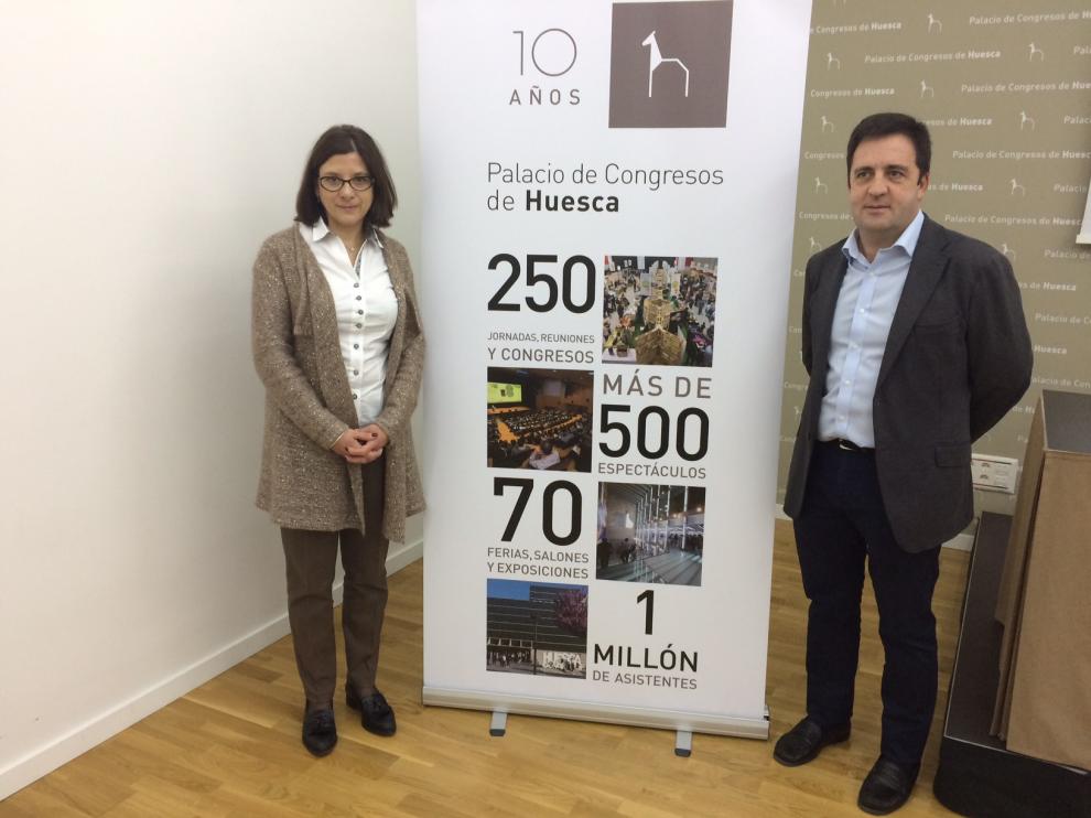 Teresa Sas, presidenta de la Sociedad Palacio de Congresos, junto a Carlos López, director técnico