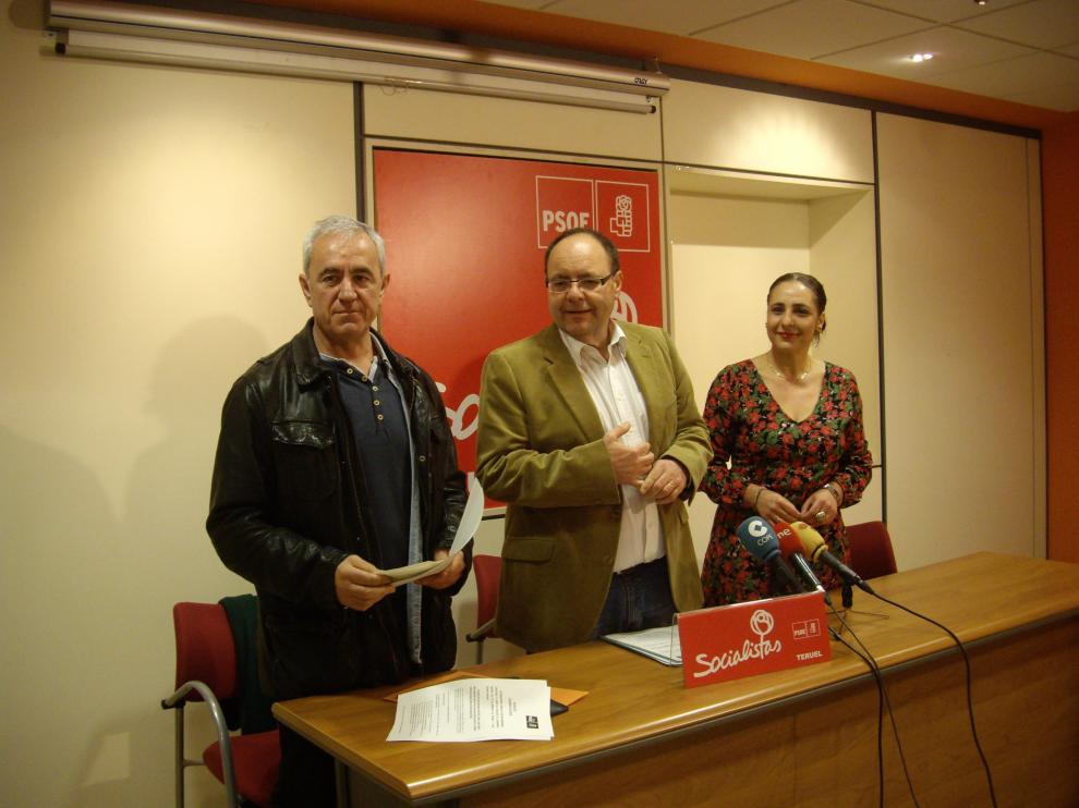De izquierda a derecha, los concejales Samuel Morón, José Ramón Morro y Raquel Valenzuela, en la sede del PSOE.