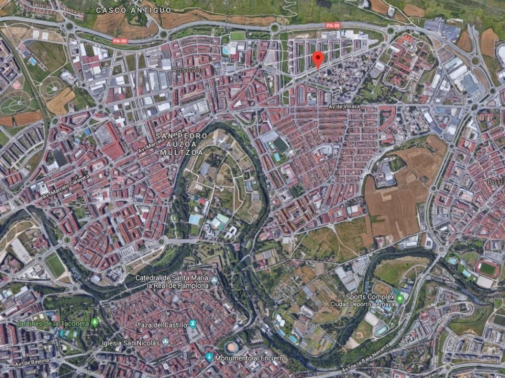 Lugar donde se ha producido el atropello mortal de una peatón por un autobús en Pamplona, en la calle Canal del barrio de Ezkaba.