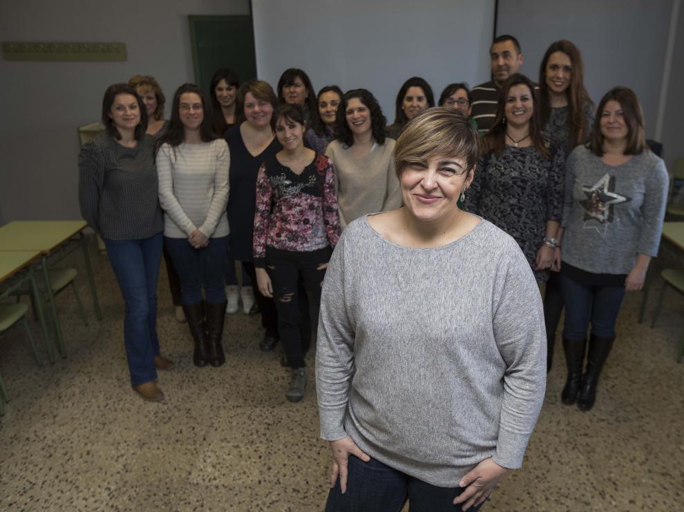 María José Ramo, con los alumnos que participan en el taller de empleo de Fuentes de Ebro.