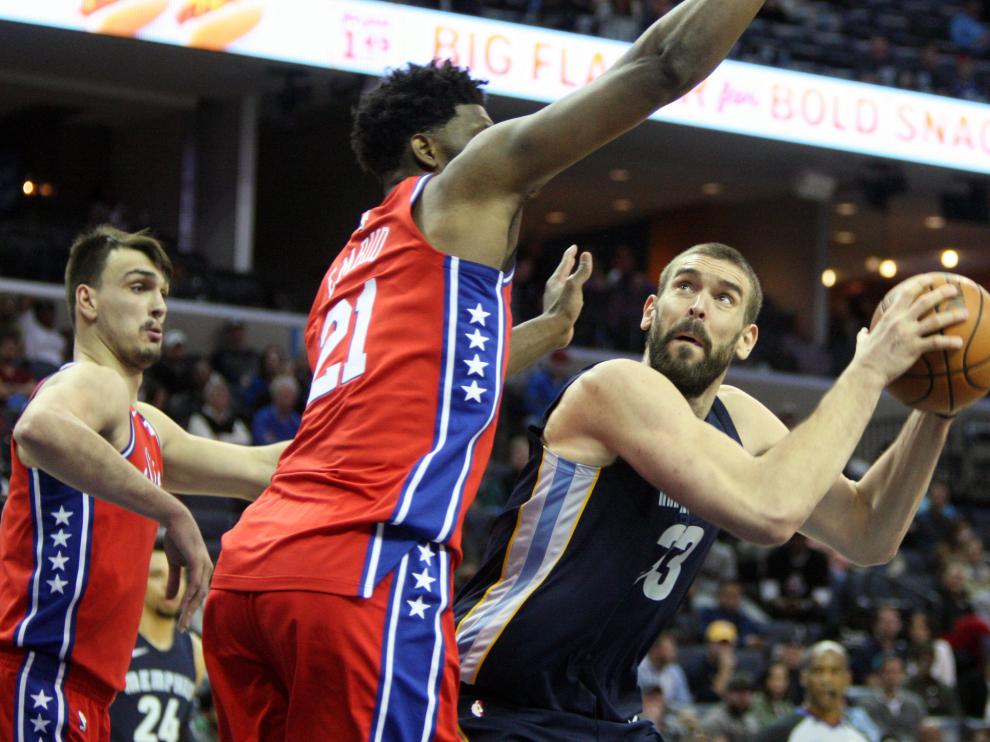 Marc Gasol aguanta el balón frente al pívot camerunés de los Sixers Joel Embiid