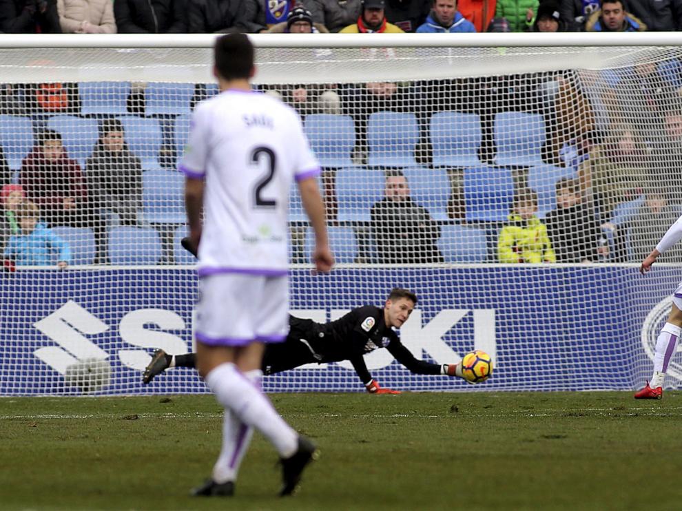 Álex Remiro realiza una parada en encuentro contra el Numancia.