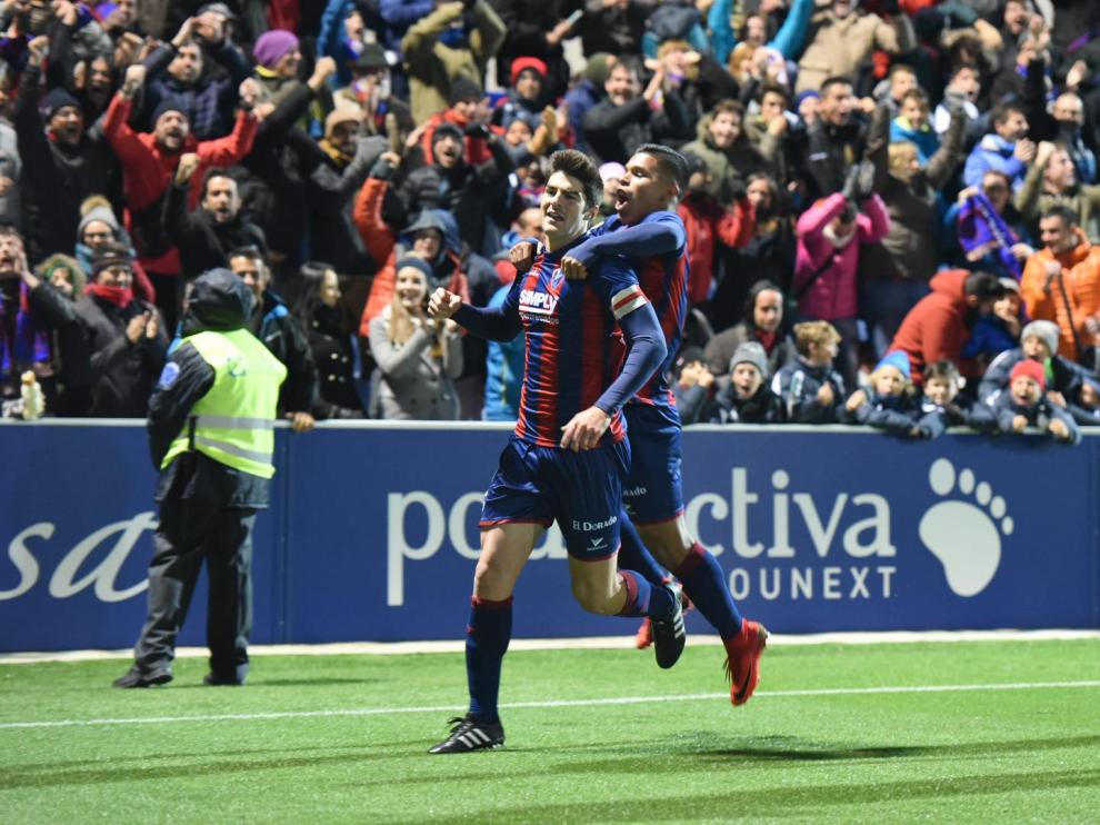 El club quiere que los aficionados se abracen cuando el equipo logre un gol.