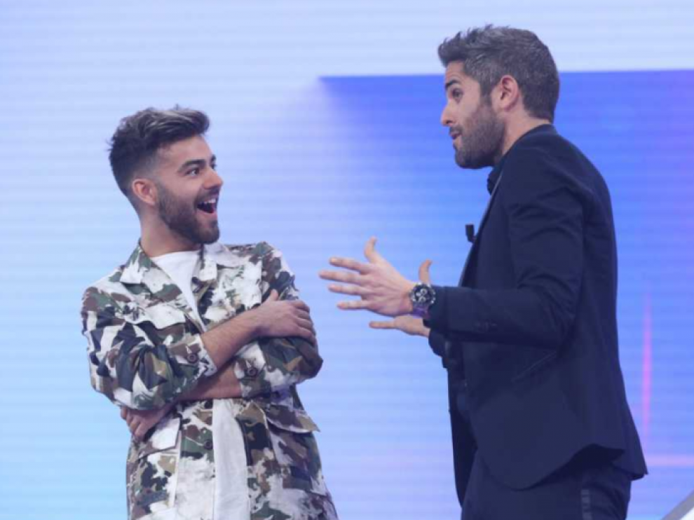 Imagen del momento en el que Roberto Leal anuncia al expulsado que seguirá optando a representar a España en Eurovisión.