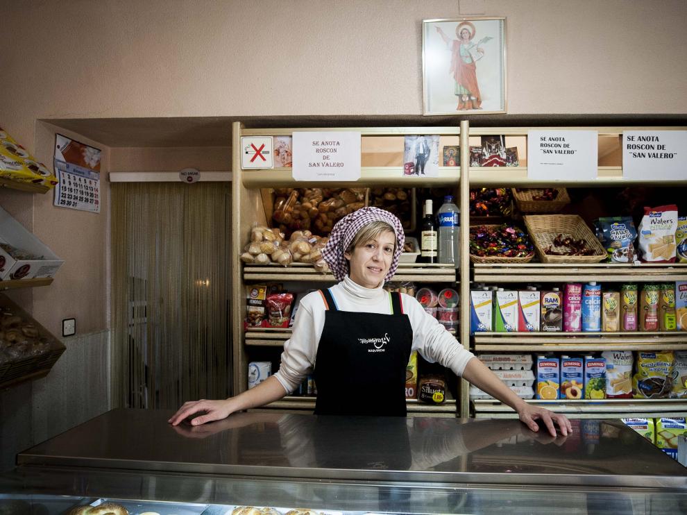 La repostera Cristina Vergara, en el mostrador del negocio familiar.