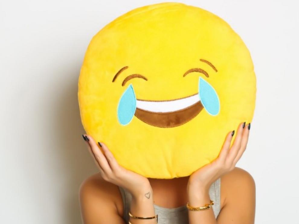 Un popular emoticón de Whatsapp llora mientras ríe