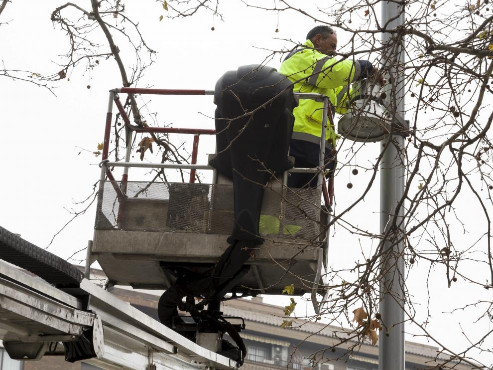 Operarios de la contrata de alumbrado reparan este miércoles una de las farolas de Gran Vía.