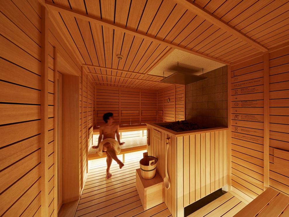 La sauna es una de las grandes mejoras en el hotel cápsula Nine Hours de Tokio.