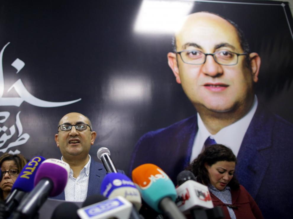 El opositor Jaled Ali anunciando su renuncia.