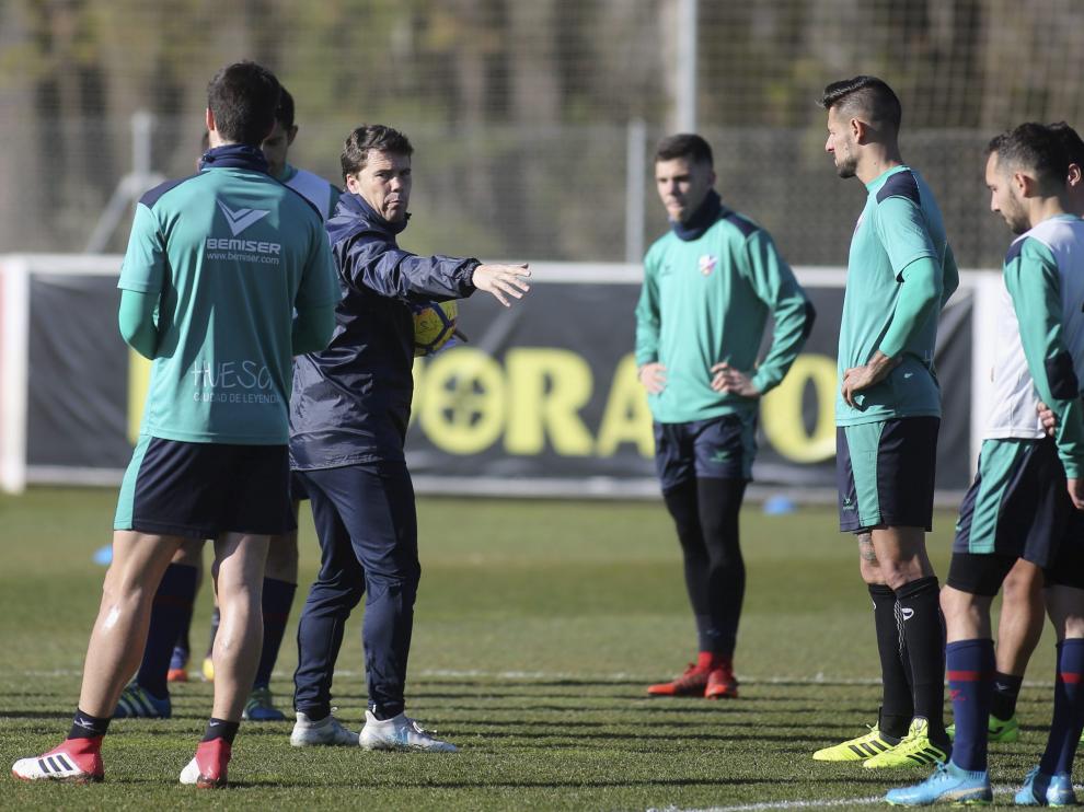Rubi da instrucciones a sus jugadores en el entrenamiento de este miércoles en el IES Pirámide.